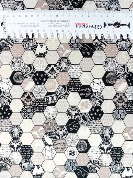 20260908_165537 Patchwork - Meterware - Halloween - Hexagon schwarz weiß - Happy Haunting