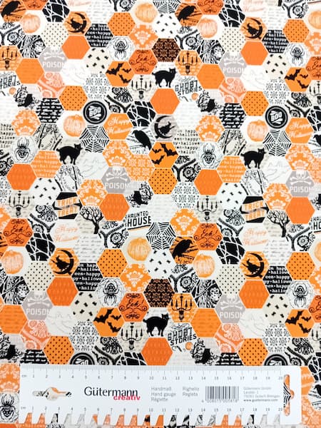 20260908_165838 Patchwork - Meterware - Halloween - Hexagon schwarz orange - Happy Haunting (Kopie)